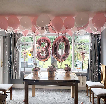 Композиция на 30 лет в розовом и белом цвете