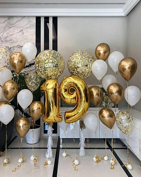 Решение девушке на 19 лет в золотом и белом цвете