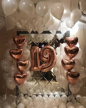 Решение из белых шаров и розовое золото на 19 лет