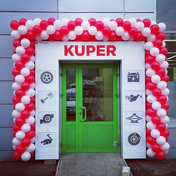 Украшение аркой в красном и белом цвете