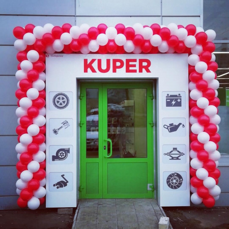 Украшение аркой в красном и белом цвете