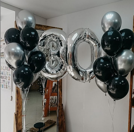 Композиция в серебряном и черном цвете на 30 лет