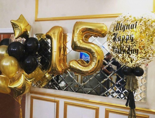 Стильная композиция в золотом и черном цвете на 15 лет