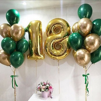 Композиция из шаров в золотом и зеленом цвете на 18 лет