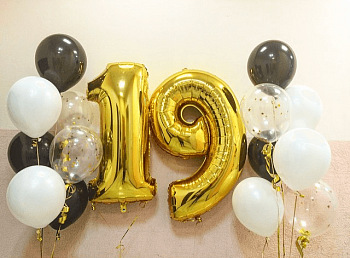 Букет на 19 лет в золотом, белом и черном цвете